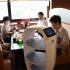 中国的送餐机器人在日本八戸焼肉店登場，成为店内最佳员工