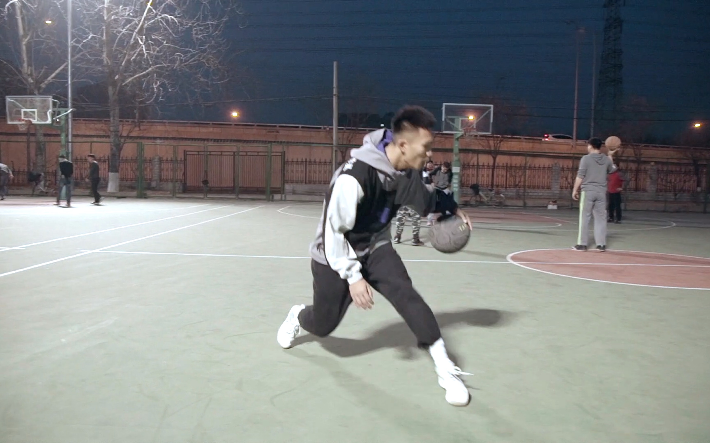 我叫闫帅，打街球的都叫我YESER也可以叫夜色。篮球是我的生活，是我的语言，是我的养分。我会不定期分享干货给大家，希望大家支持我