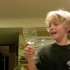 小男孩利用声音共振震碎玻璃杯