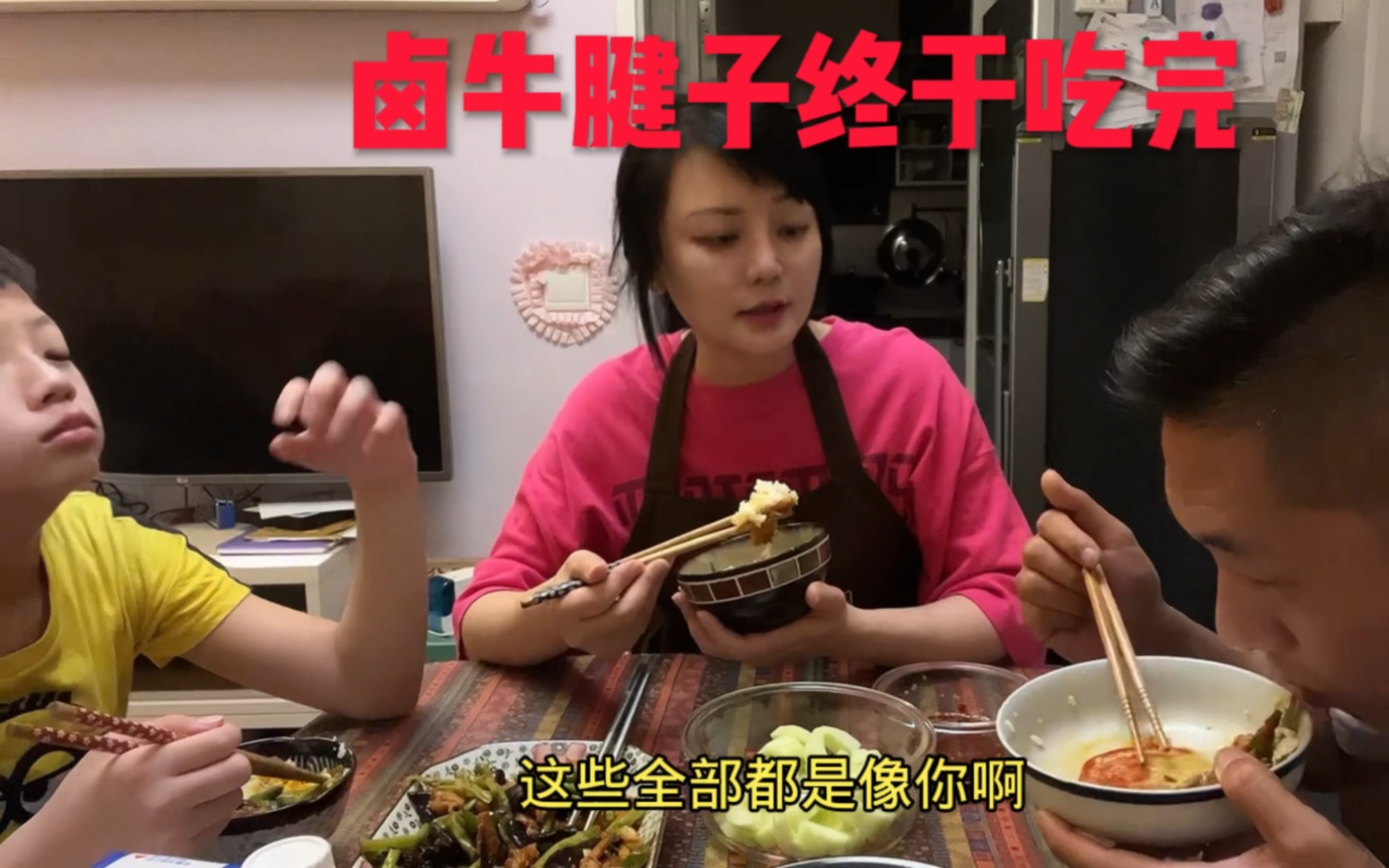 香港一家三口为了争论谁吃零食多，场面太可笑了，都不承认自己吃