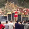 祭祖现场美女跳艳舞 坟头玩蹦迪村民拍手叫好