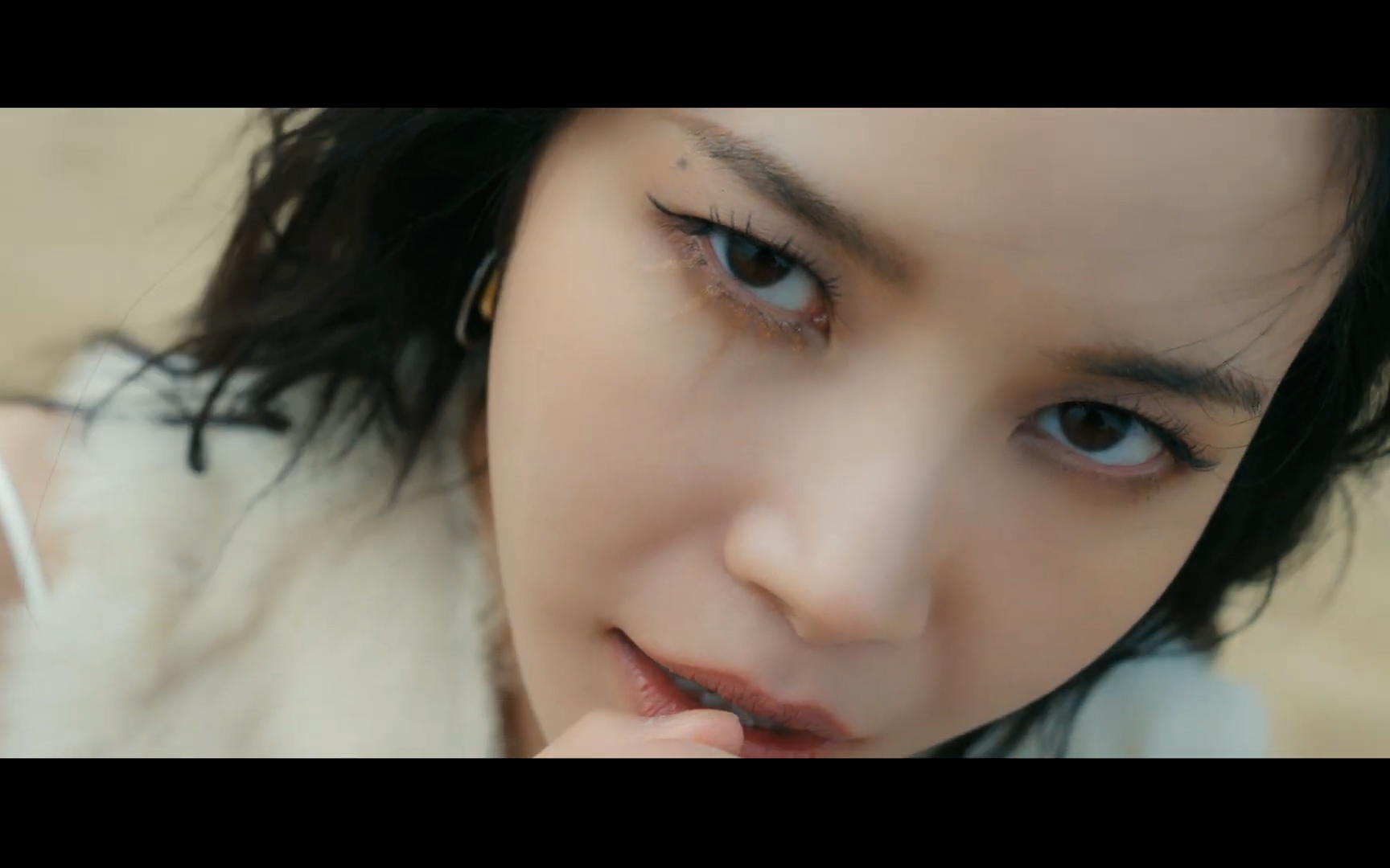[预告] Solar颂乐 迷你2辑回归主打曲'But I' MV预告2公开丨好狂野的摇滚仙！！！