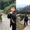 果农修枝遇学生送硕果，孩子们连拖带拽扛回家：童年最甜的回忆