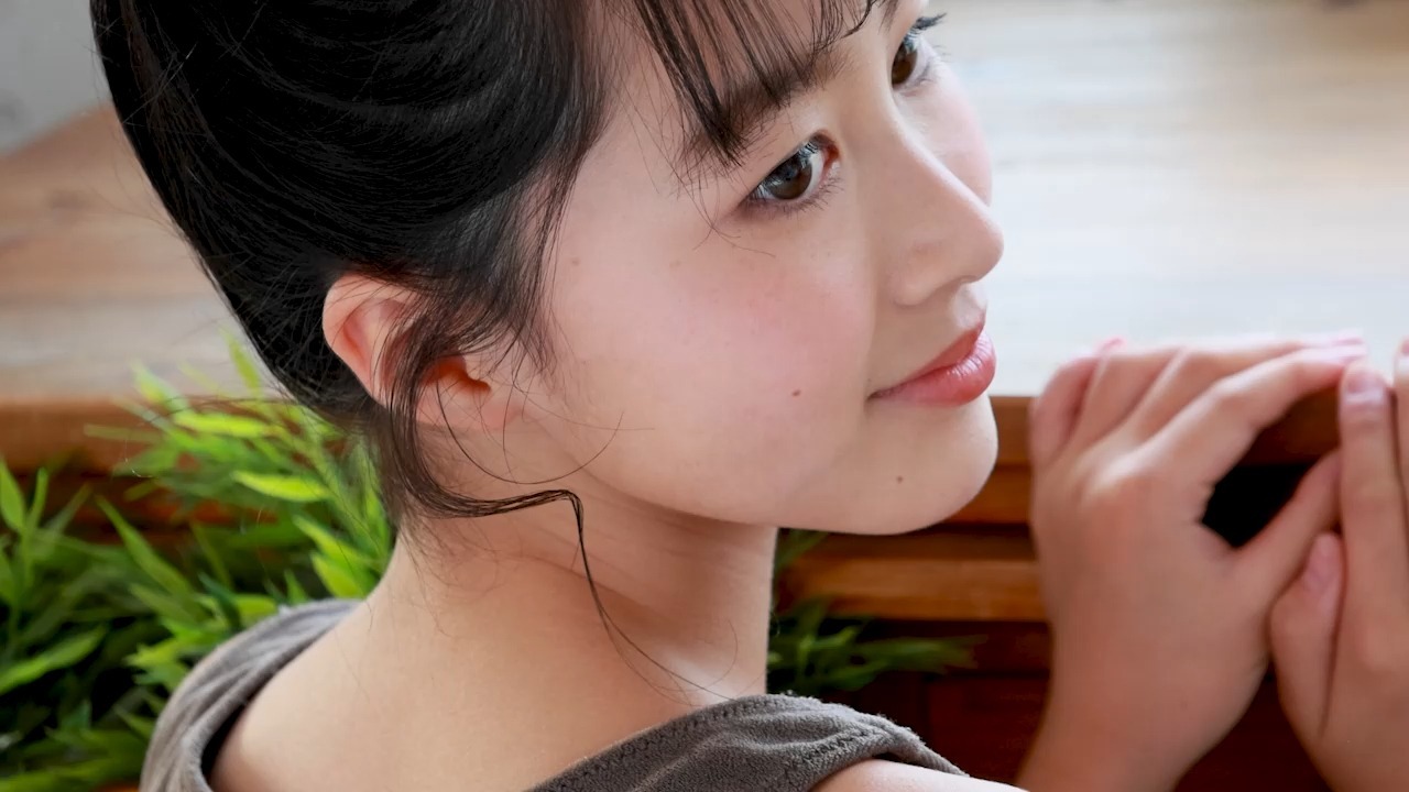 Younger Sister Jing Yueyao Makes an Appearance in Casual Wear