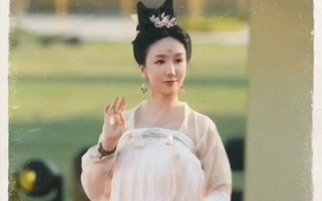 网友:娄艺潇身着中国传统服饰汉服走在金鸡奖红地毯上是如此之美……