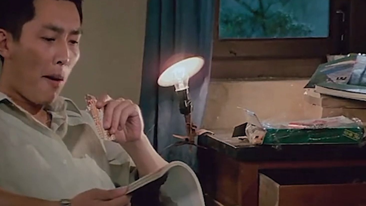 所有士兵都在食堂里吃窝窝头，指导员却在房间吃着进口巧克力和饼干！