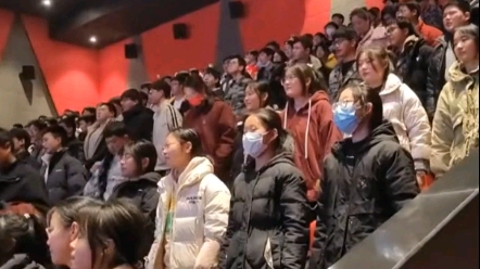 #学校组织学生观看满江红 学生在电影院一齐背诵《#满江红 》