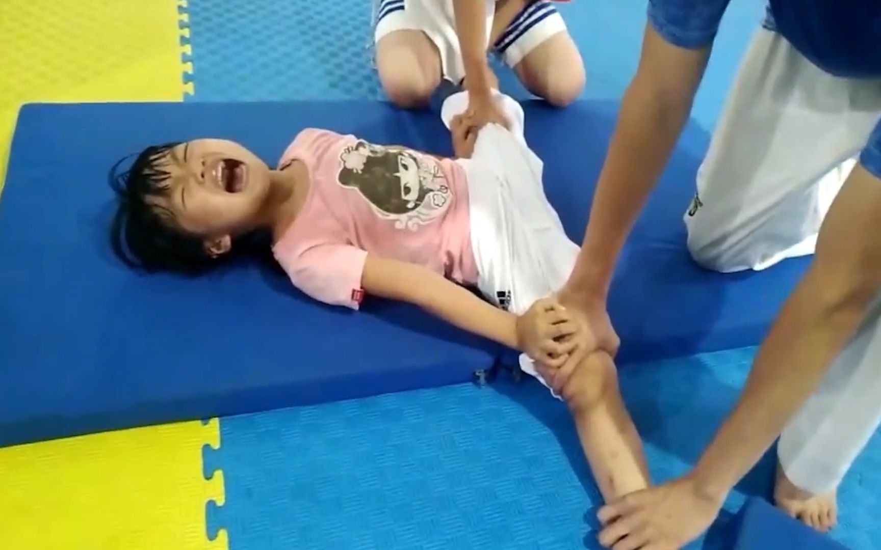 5岁女孩初学跆拳道，被教练强制拉伸出一字马，网友怒了