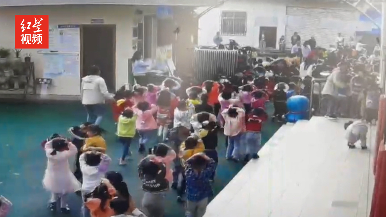 临危不乱！震中幼儿园小朋友双手护头排队疏散