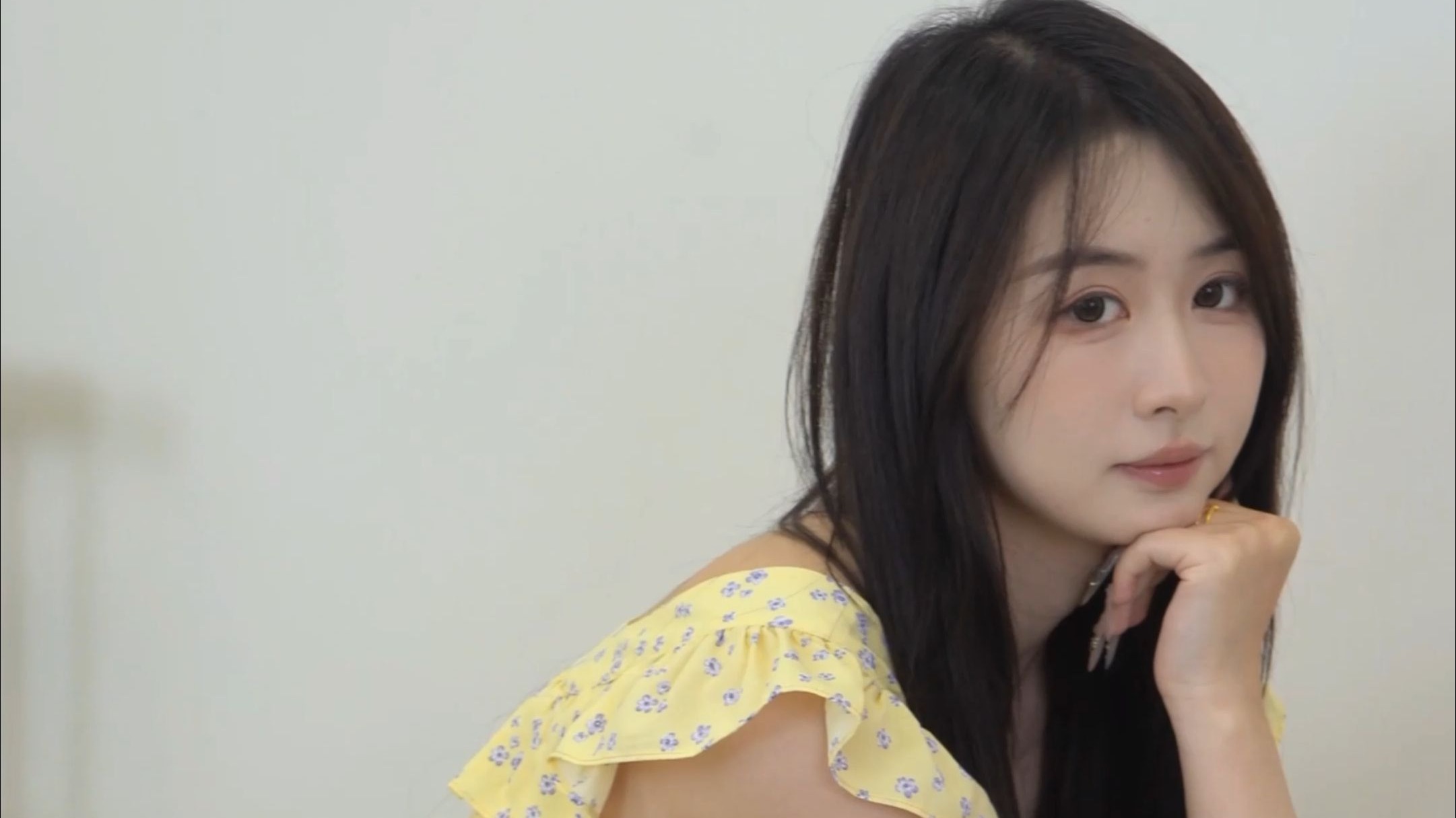 校花级女大，兼职模特约拍 时薪1k