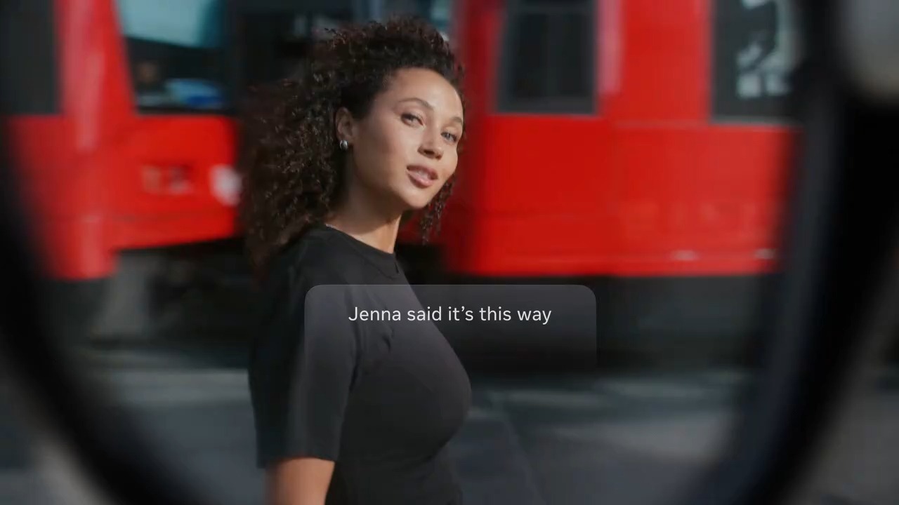 Meta 发布新款 AI 智能眼镜，太科幻了