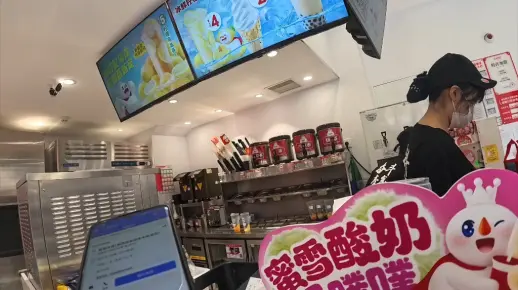 地道中文点单，美国蜜雪城冰城收银小哥成网红