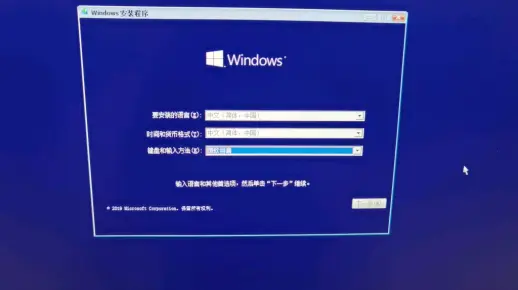 如何通过U盘启动并设置Windows 10虚拟机的云硬盘为启动盘？