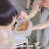 单亲妈妈夜里摆摊寒风刺骨，女儿冻得直哆嗦，大哥看到主动全要了