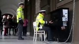 如果在大街上遇到个会弹琴的警察你会怎么办？