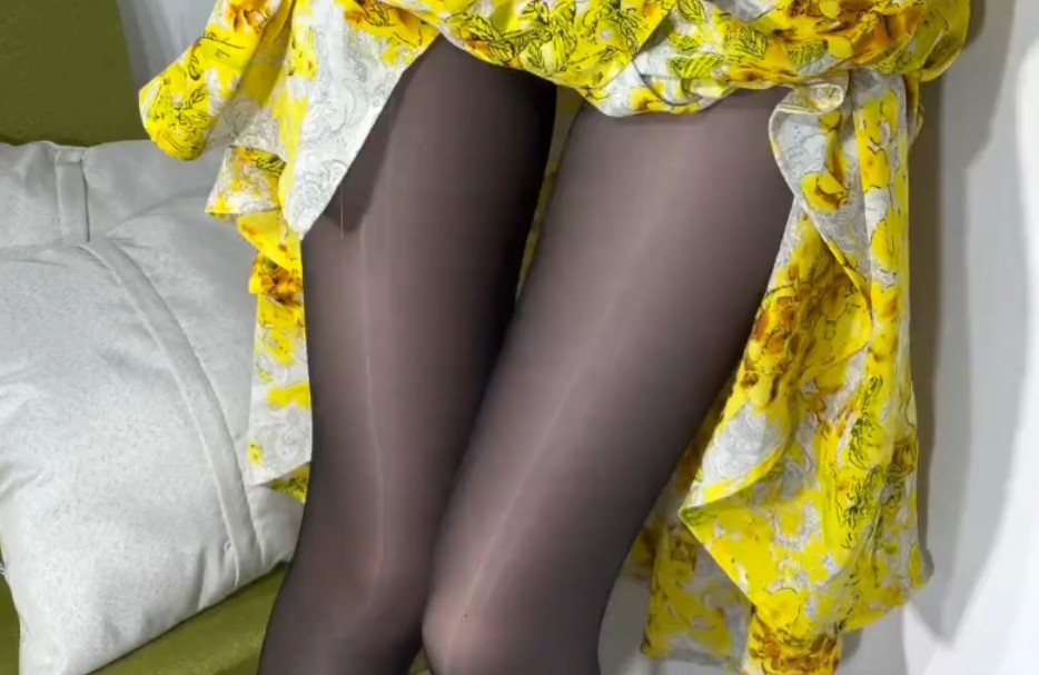 Yellow robe with black silk absolute son