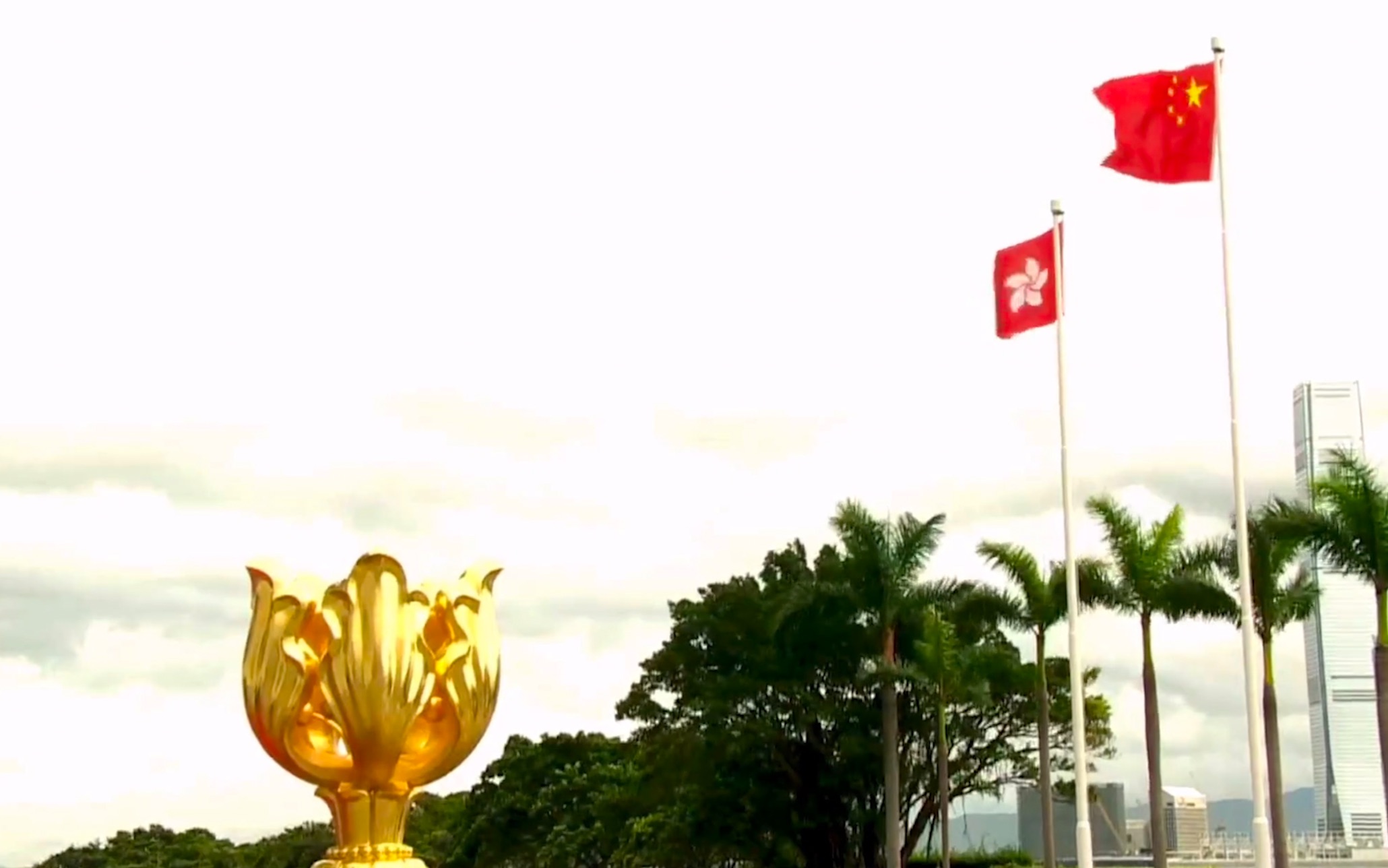 香港七一升旗仪式：护旗方队中式步操入场，直升机轮艇海空致敬