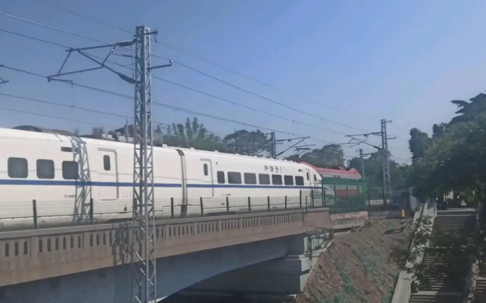 首次连通鄂东南与鄂西北的d5778次武穴北~十堰东与首次过江的t181次哈尔滨~武昌会车