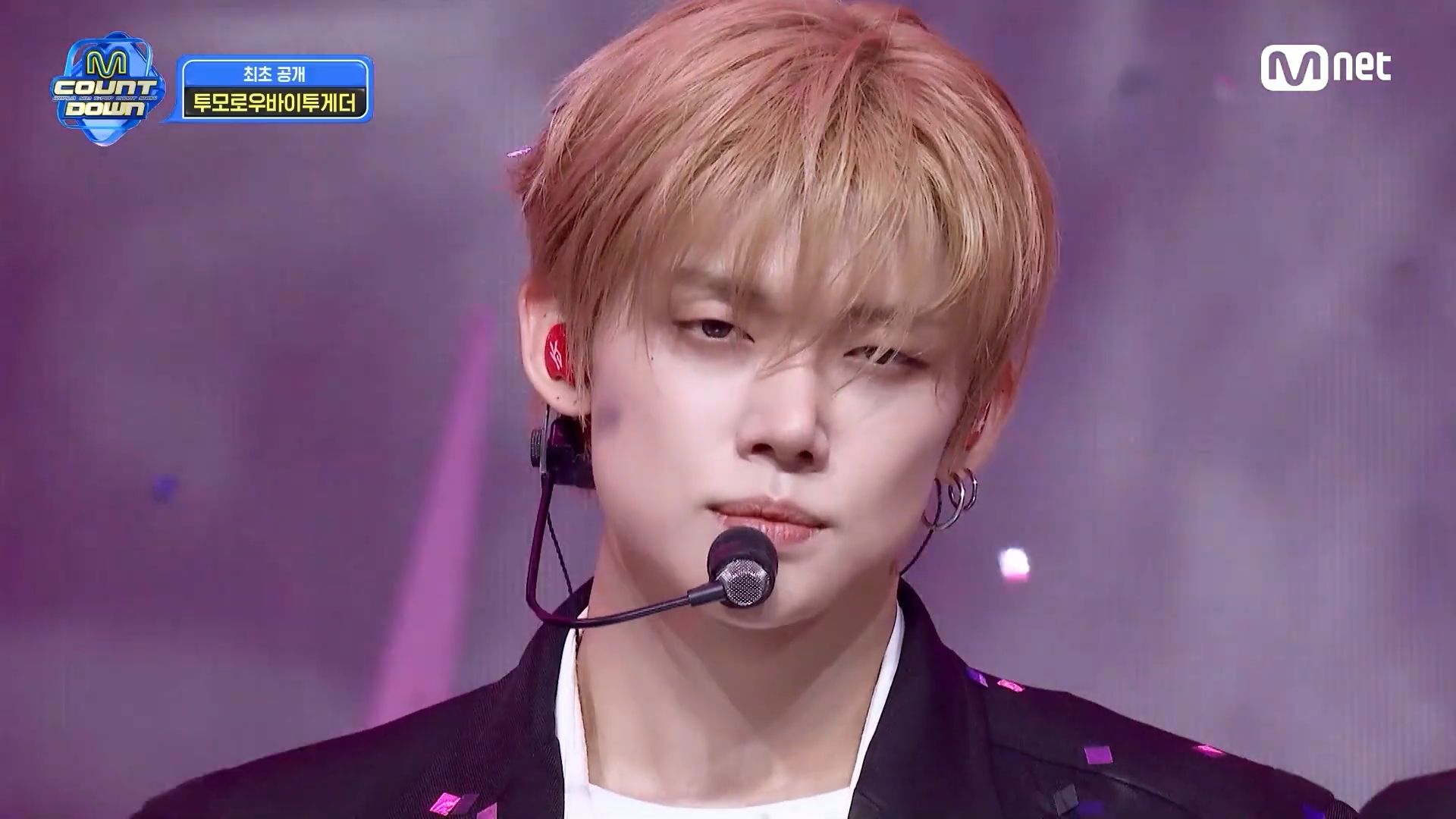 TXT最新回归曲Stick With You首打歌舞台