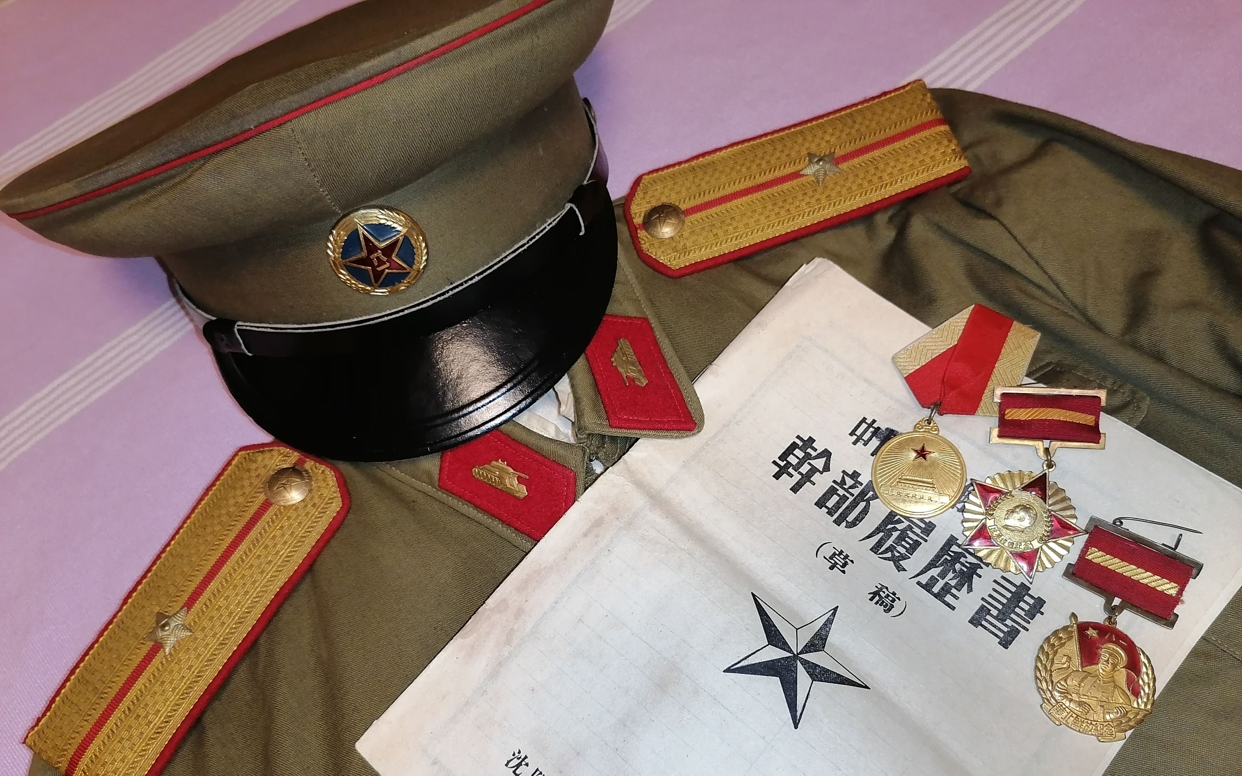 ギフト 皇軍 兜と軍服 玩具？ 鋳物製 破損品 用途不明 | tatihome.com