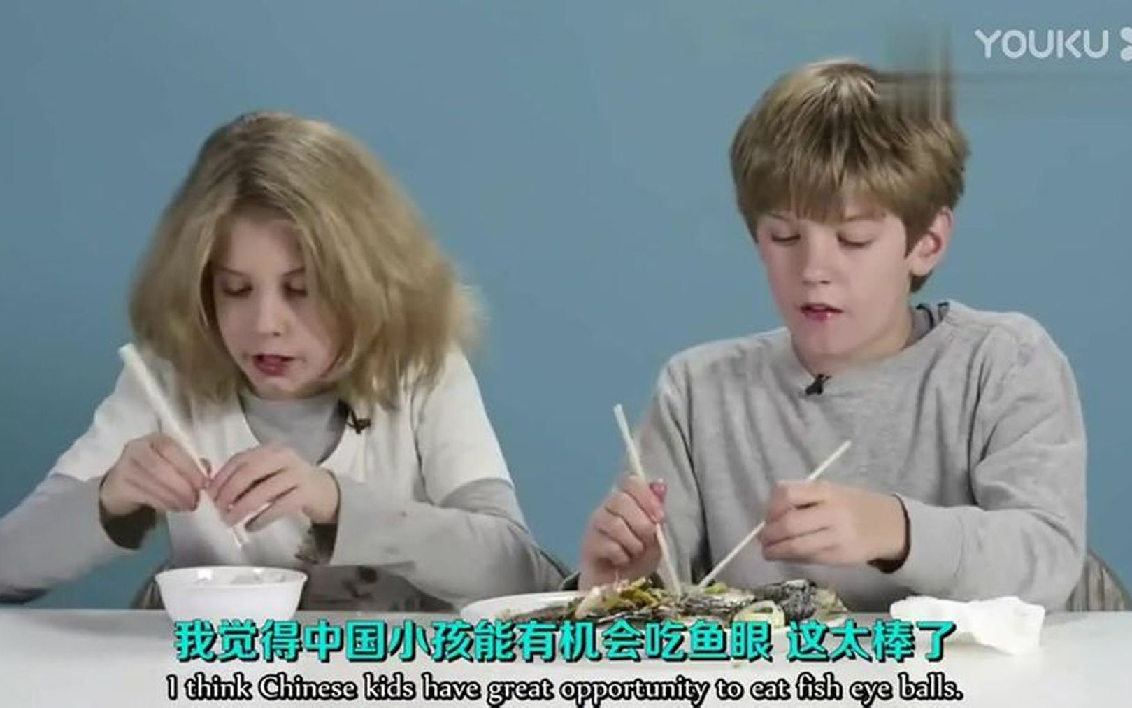 外国熊孩子看到中国菜一脸嫌弃，尝了口后，瞬间开始羡慕中国娃！