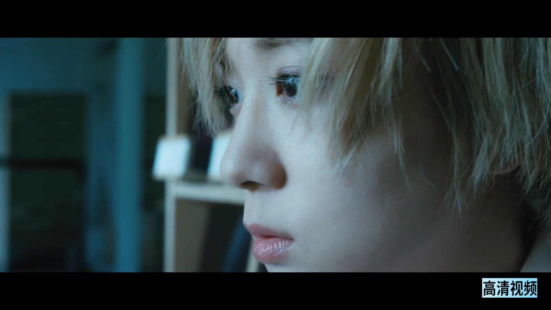 既美又酷的女杀手欲为搭档报仇，最终不敌先被裸绞勒晕后被扭断了脖子。