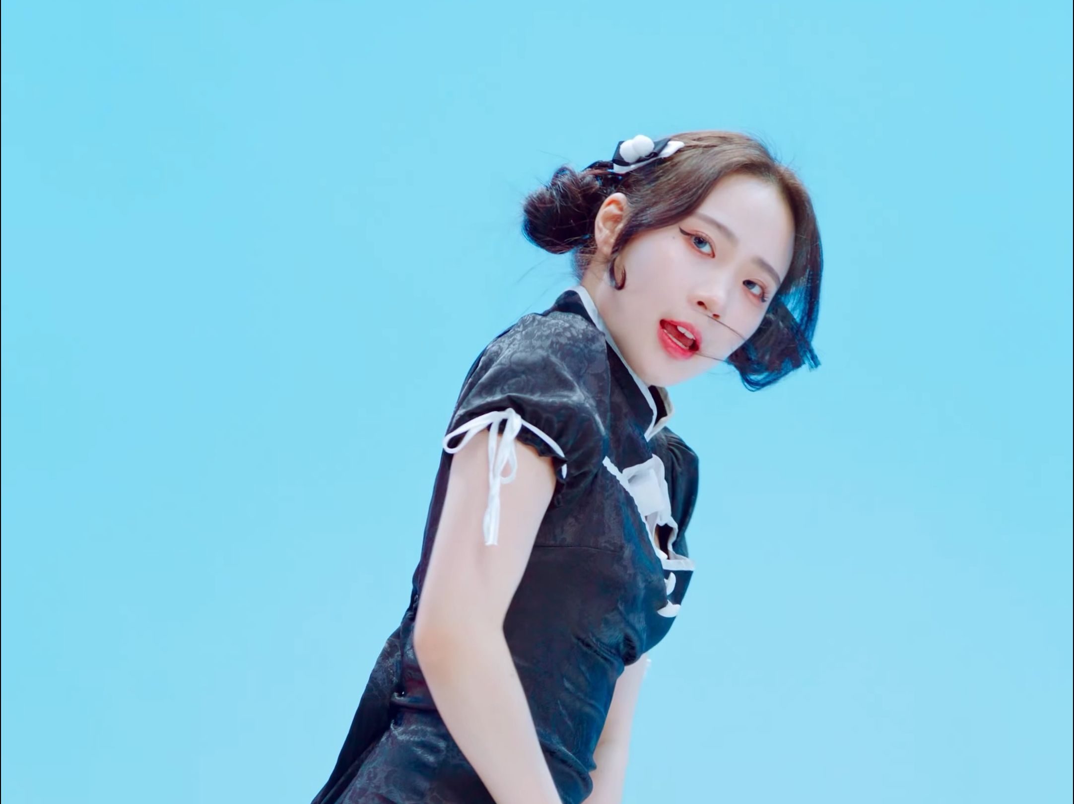 Jung In, short dress, black cheongsam.