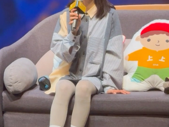 林依晨最新上海活动现场，这是丝袜还是瑜伽裤呢