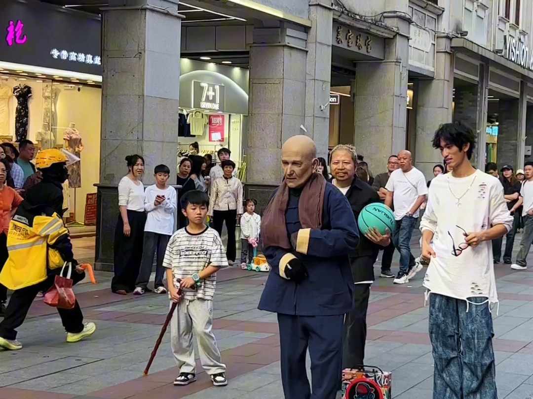 本想和大爷斗舞的，结果没想到……