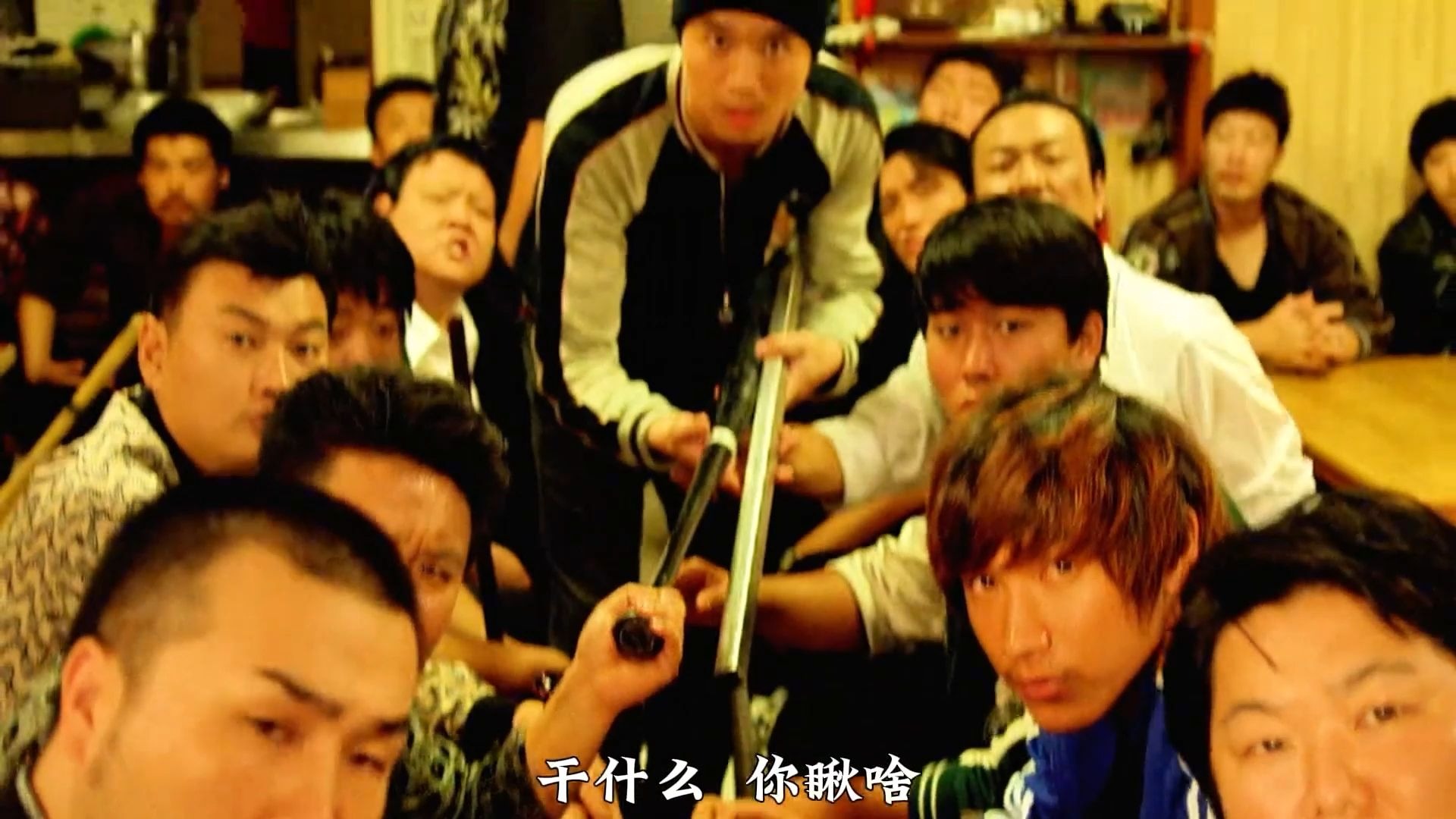 两个小弟为了上位，于是私自决定帮大哥砍人，进门发现人数众多，电影《新世界》