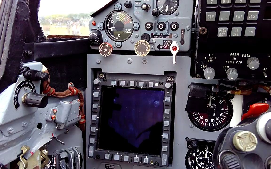瞜一瞜MiG-21的座舱