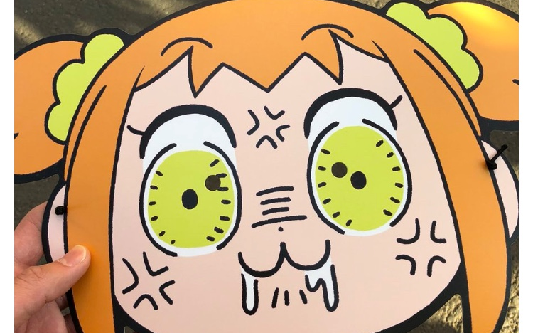 不得不出动警察停止了活动  没有拿到面具的人纷纷竖起中指凸表示不满