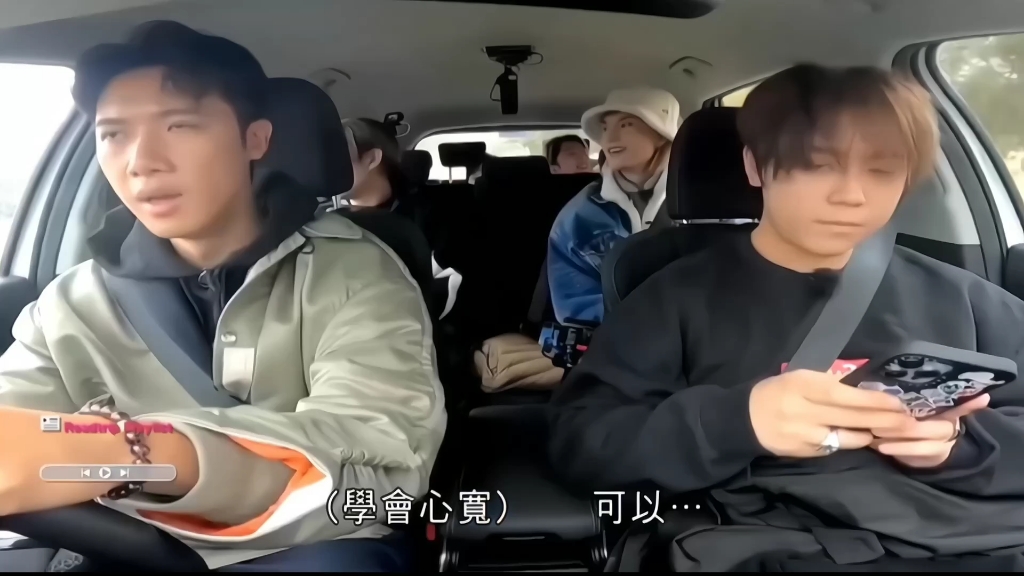 姜涛带领镜团一起在车上开周杰伦演唱会