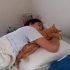 抱着主人胳膊一起睡的小猫咪，怎么这么乖？！慕了