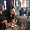 又高又瘦又美的应采儿和袁咏仪偶遇，两人逗笑比腿