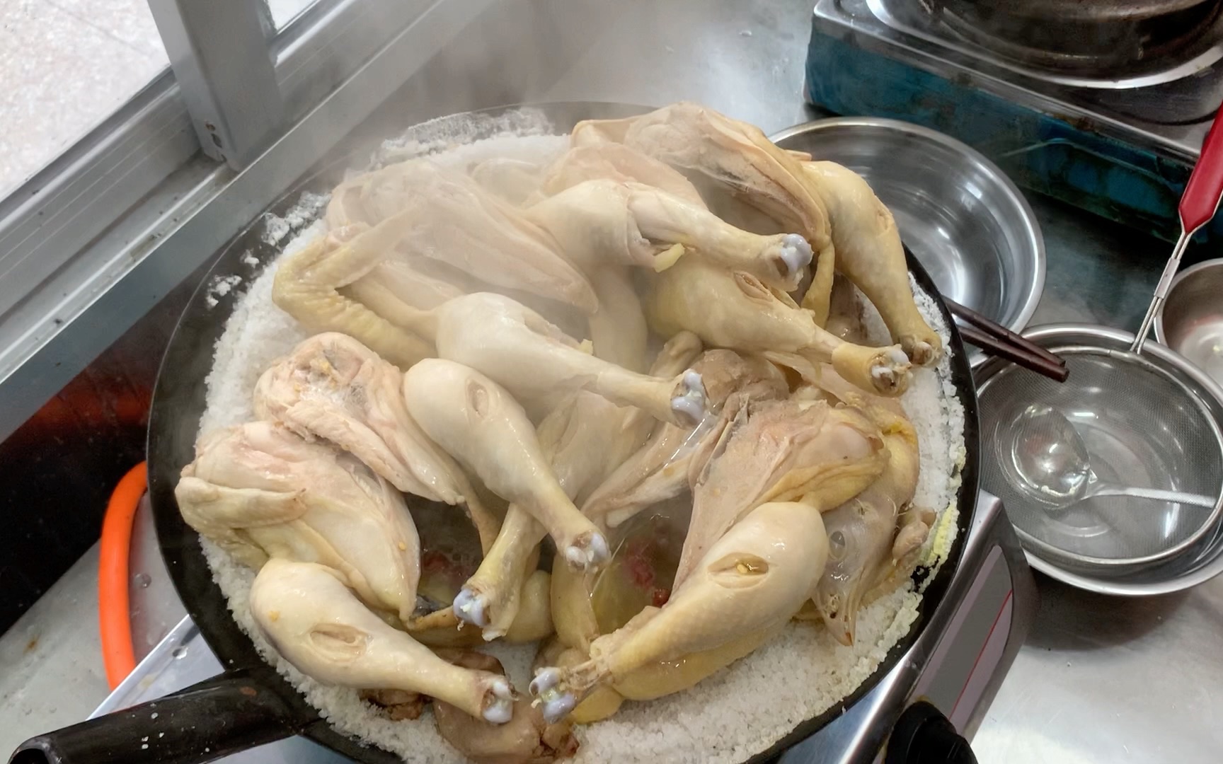 漳州盐焗鸡, 全部采用山地散养鸡, 每天卖出100只