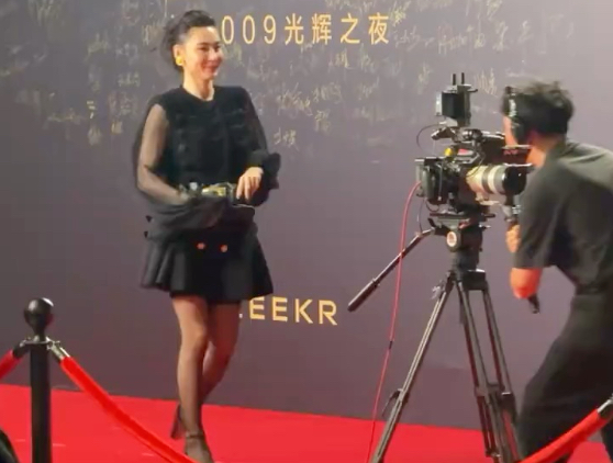 张柏芝高跟鞋黑丝出席极氧发布会，谁还没看过？