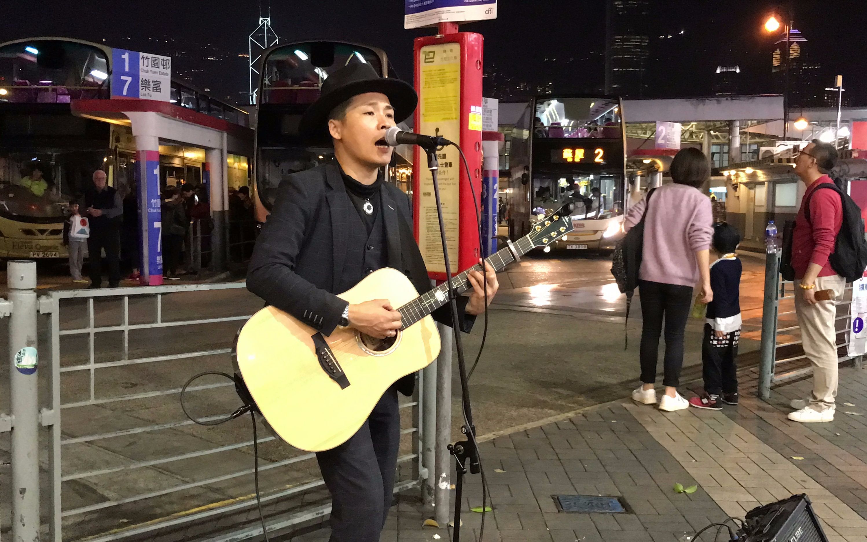 在香港街头再次听到熟悉的《真的爱你》瞬间引起了现场所有人的共鸣