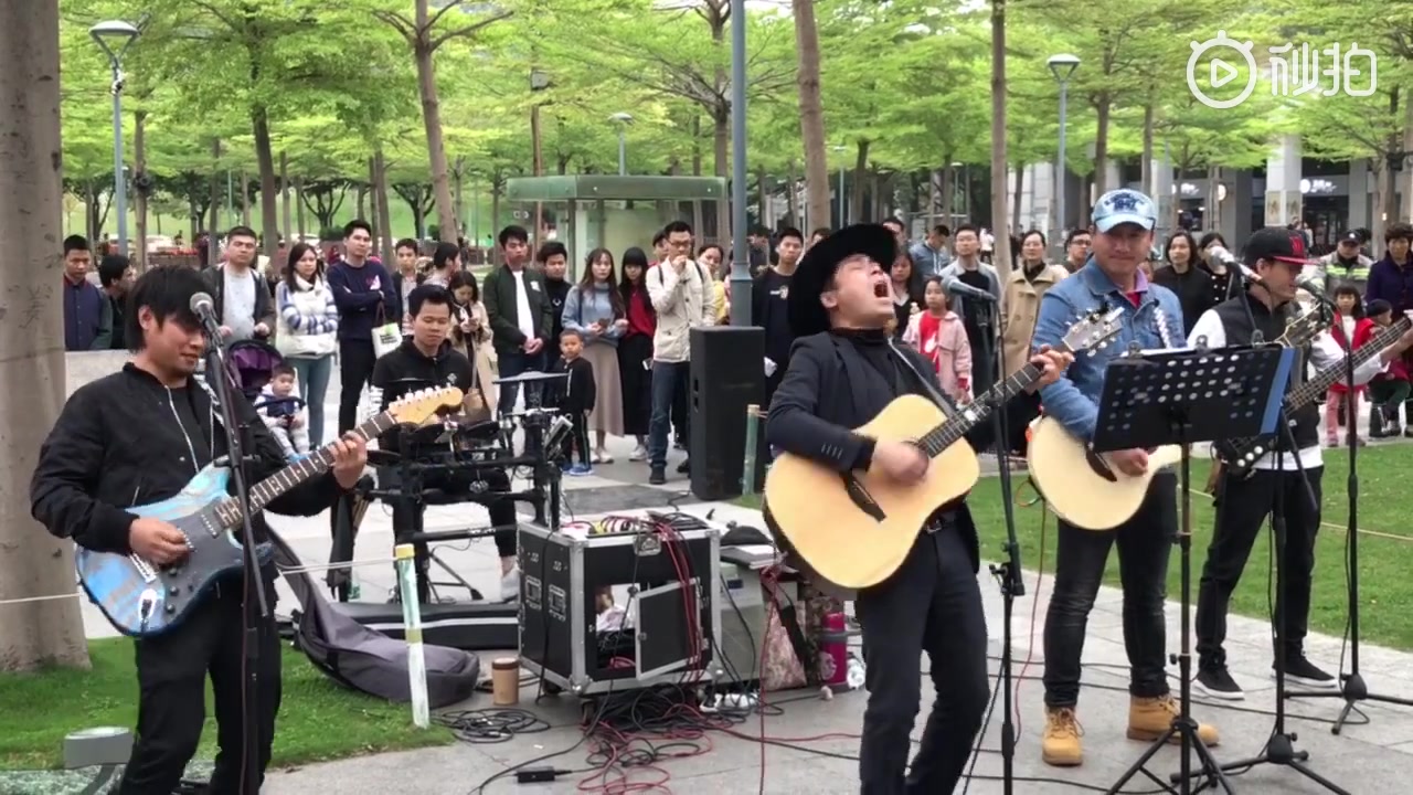 小海南：和乐队深圳市民中心街头演唱beyond歌曲《海阔天空》！