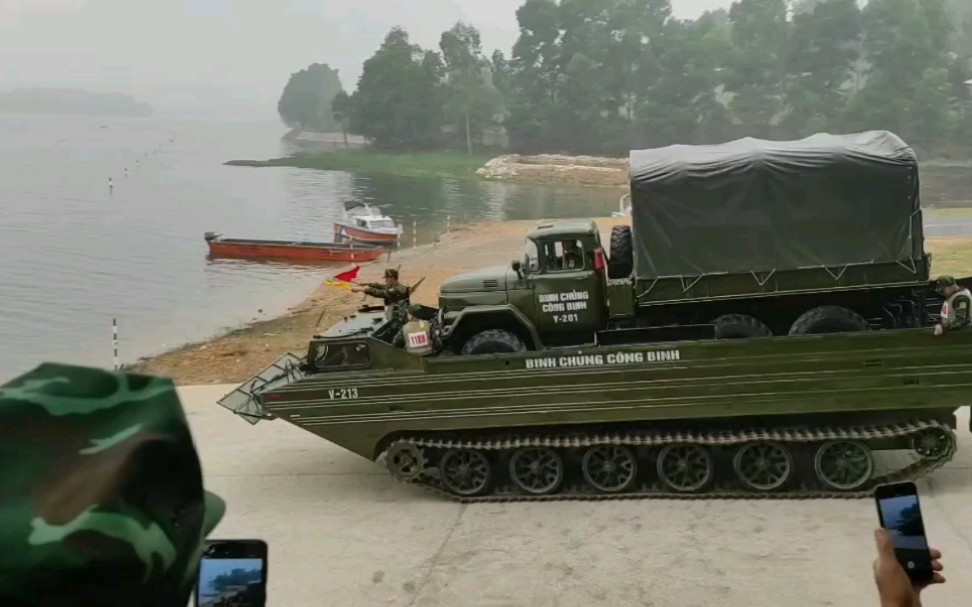 越南花费5年时间，研制出新型水陆两栖履带式运输车。
