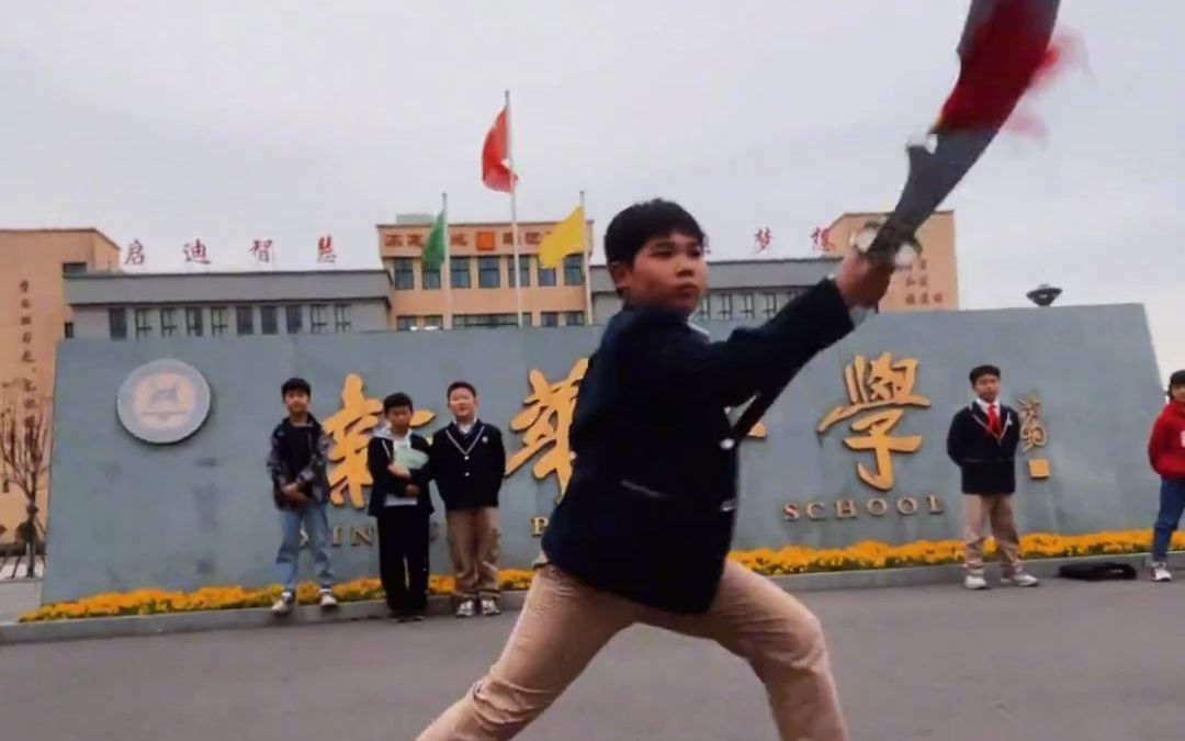 少年自有少年狂！小学生表演武术耍大刀，一套动作行云流水。