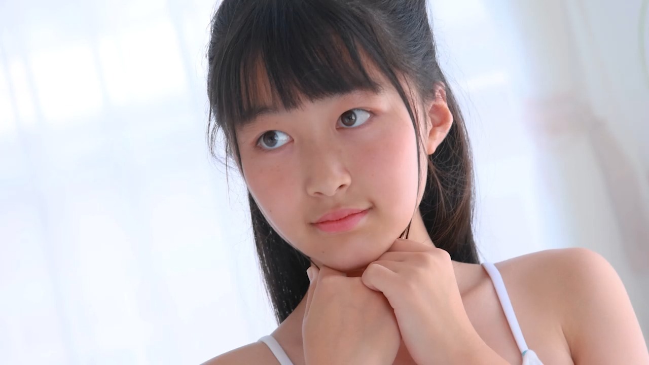 My younger sister, Jing Yueyao, was twirling her hair