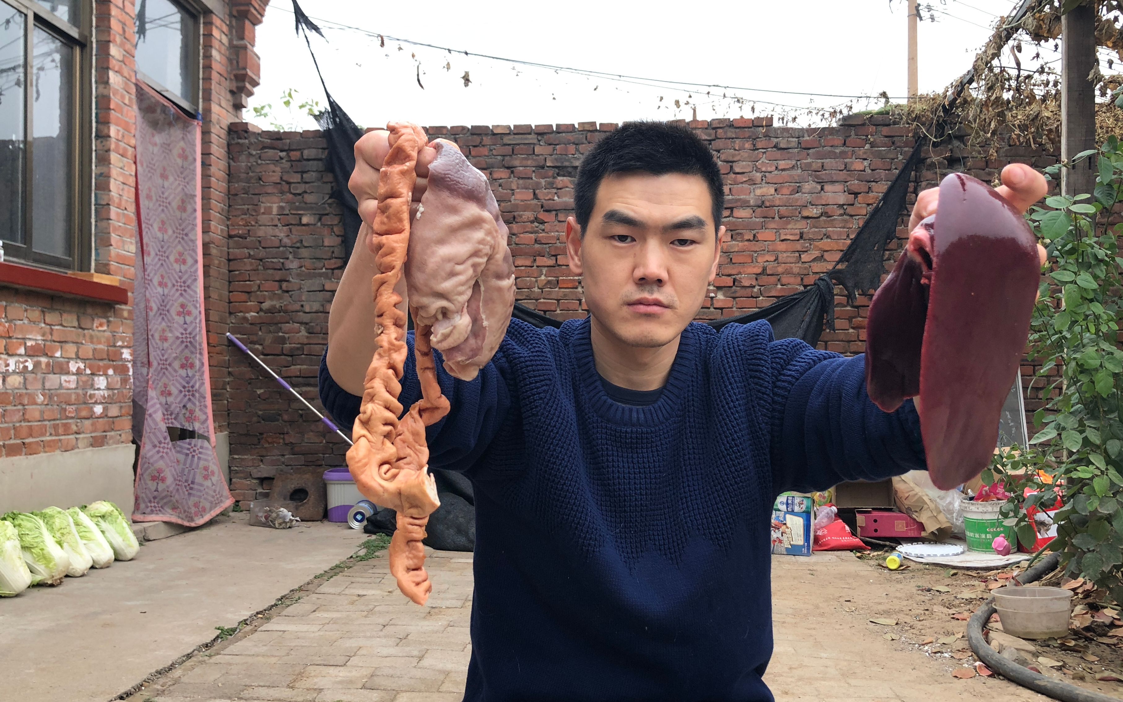 阿远炒了道溜三样来吃,猪肚,肥肠,猪肝搭配来吃也挺不错,老爸喝着小酒