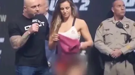 女人在旁边脱内裤。男人说好的不看，可是还是忍不住偷瞄！太坏了