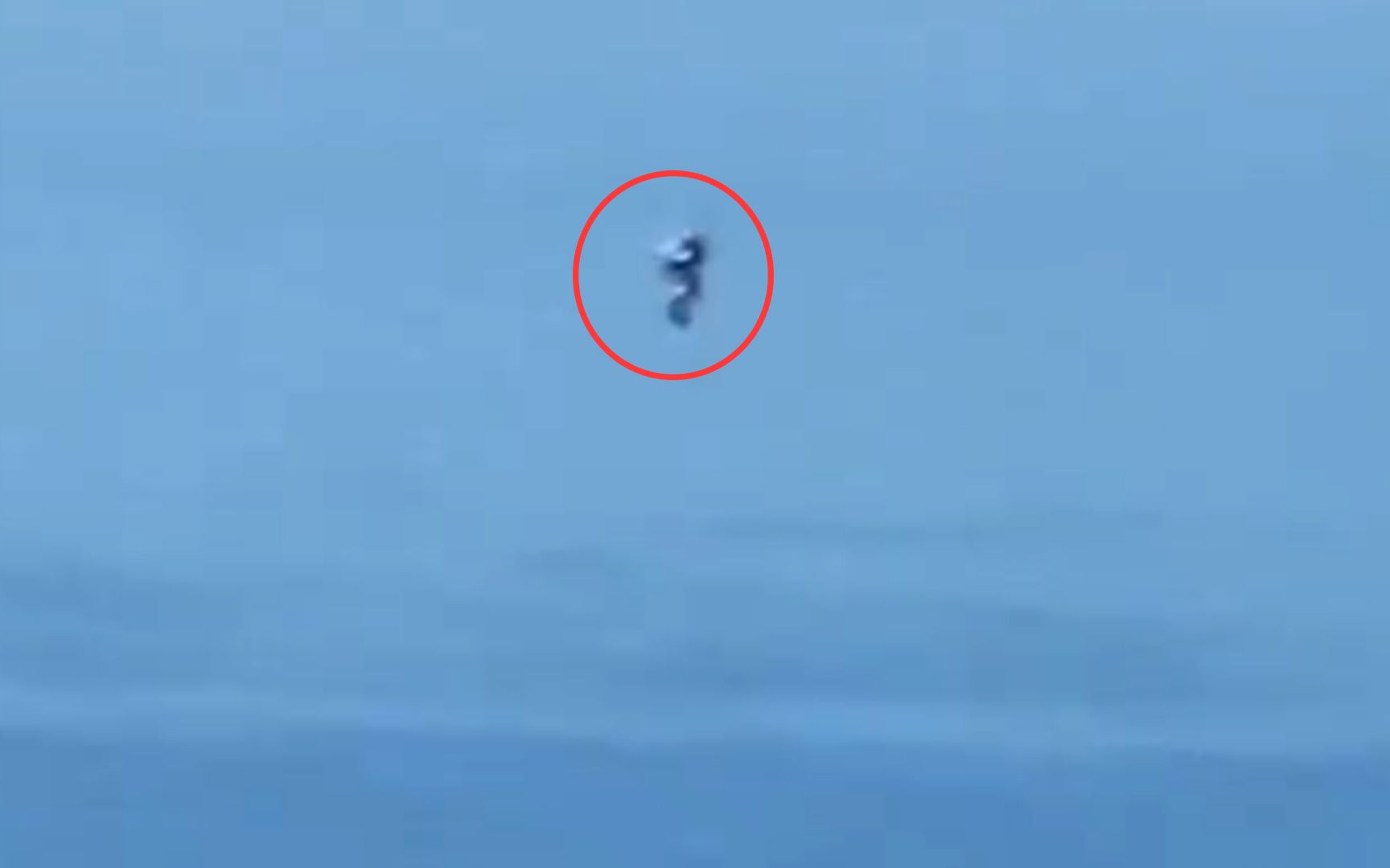 美国飞行员拍下罕见一幕：“神秘人”千米高空飞行