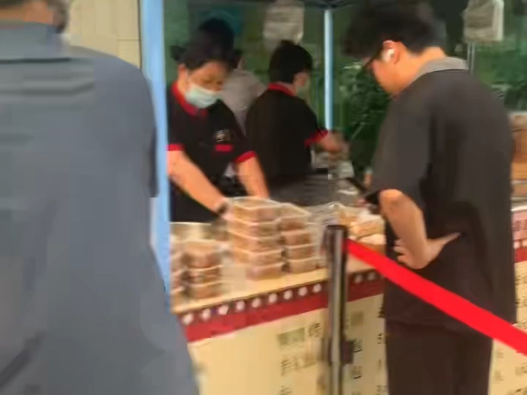 从外摆摊到“车速取”：银城酒店破圈记—五星级服务“加速度”，数字化赋能“街坊价”嘿，今天跟你们唠唠东莞银城酒店的破圈故事。清晨七点，我路过东莞莞太路48号