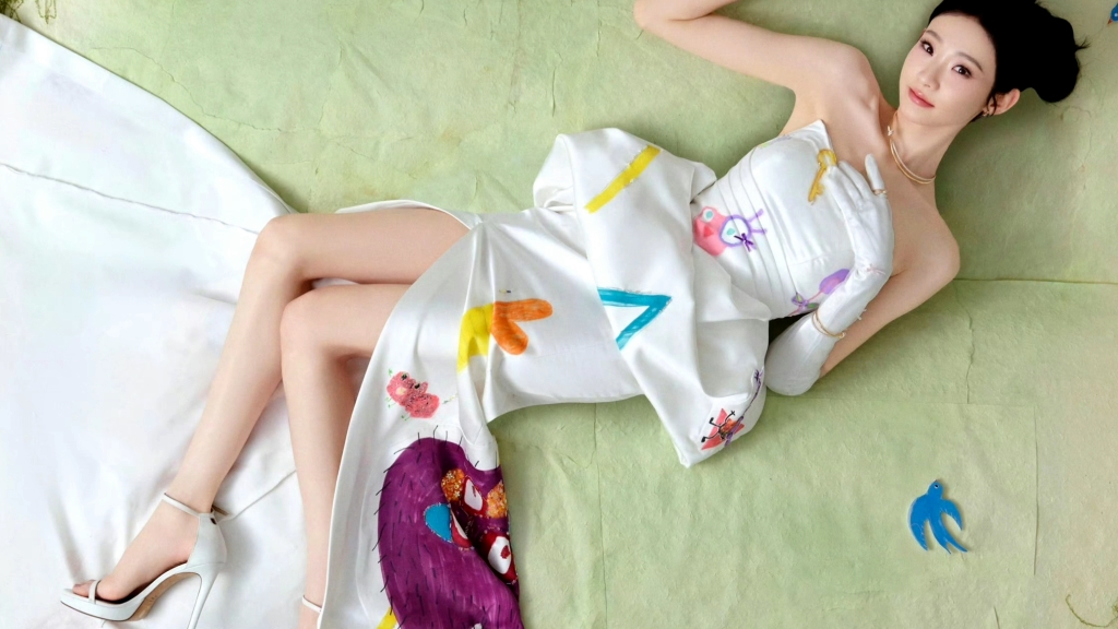 张艺凡：这腿又白又长又直，来摸摸