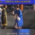 毕业典礼上，中国留学生以传统礼仪向老师致意：“把中国礼仪展现给世界！”