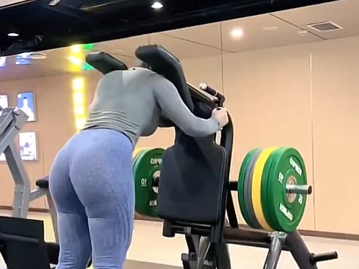 [Highly Recommended] Gym Hacker Squat Butt and Leg Exercise