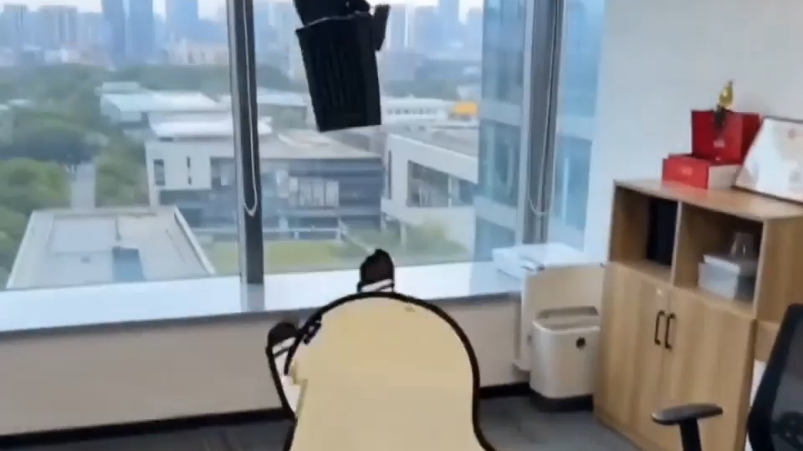 菲比，工作期间请严肃一点